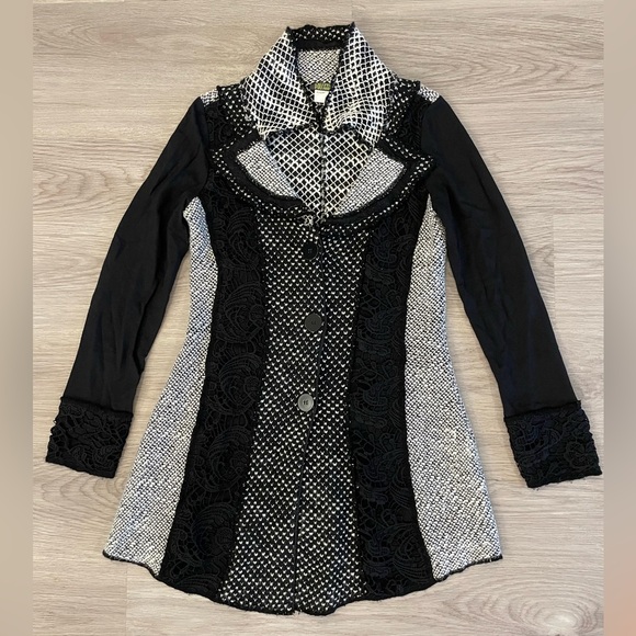 DOLCEZZA Black & White Knit Long Tunic Cardigan with awesome Ruffled Collar! - Picture 11 of 12